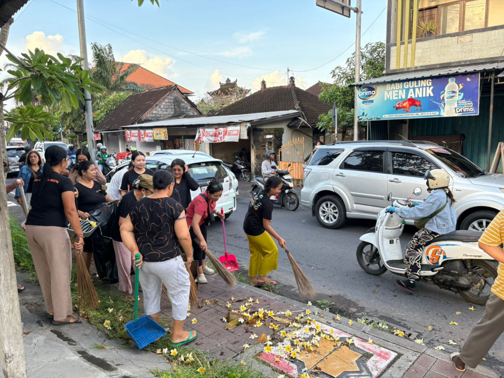 PKK Banjar Kung Gelar Gotong Royong Bersihkan Lingkungan Sekitar Desa Dalung